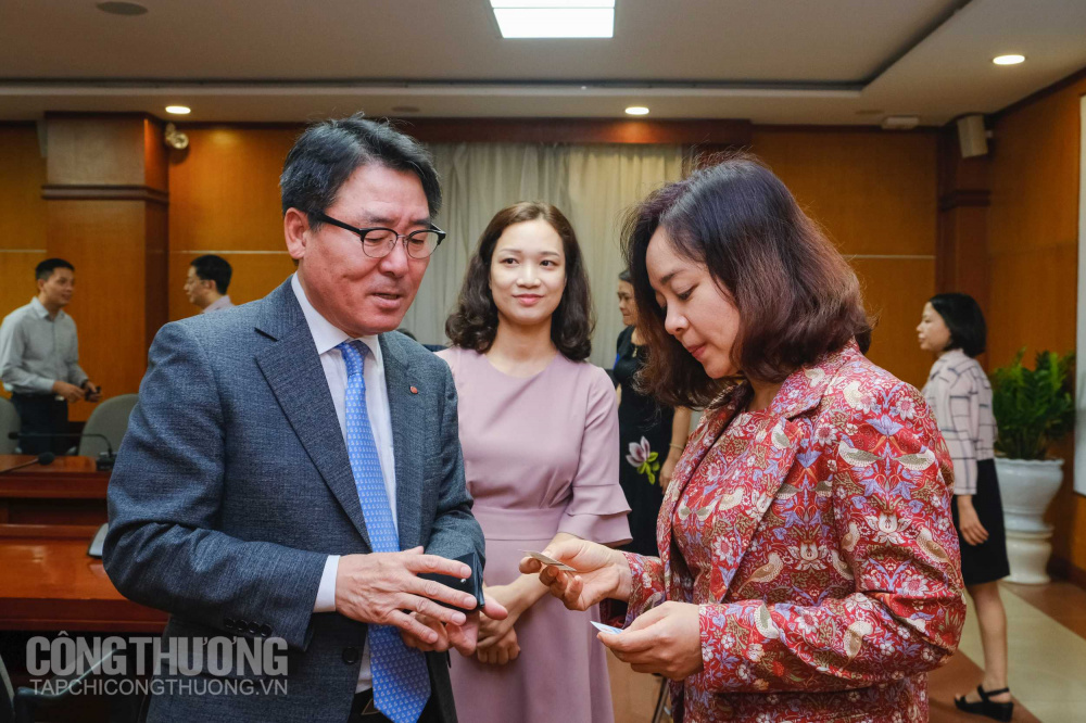 Bà Nguyễn Thị Lâm Giang - Vụ trưởng Vụ Tiết kiệm năng lượng và Phát triển bền vững, Cwin63 sân chơi đỉnh cao và ông Lee Jong Hwan - Phó Tổng giám đốc Tập đoàn Điện lực Hàn Quốc (KEPCO)