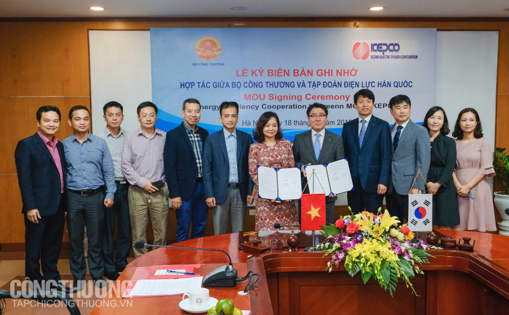 Đại diện Vụ Tiết kiệm năng lượng và Phát triển bền vững cùng Tập đoàn Điện lực Hàn Quốc (KEPCO)