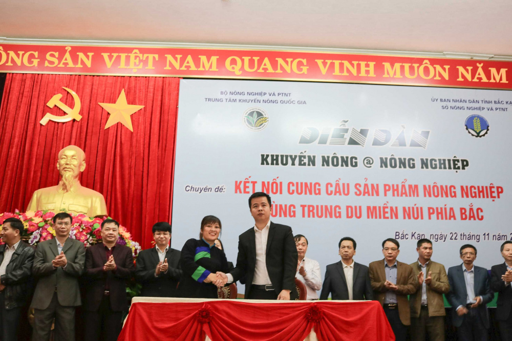 Đại diện Big C (bên phải) ký kết hợp tác với Hợp tác xã tạo sinh kế cho đồng bào dân tộc thiểu số tỉnh Bắc Kạn