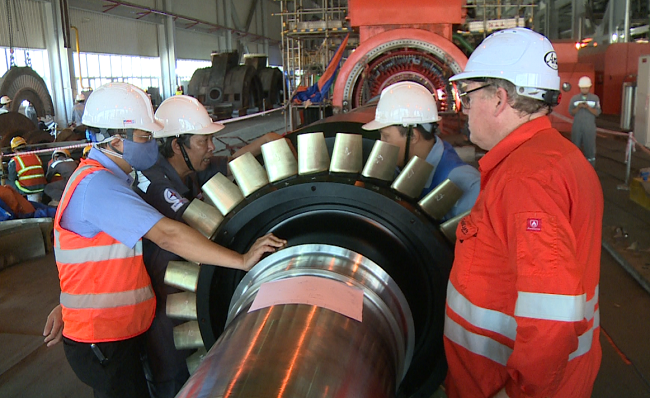 Ông Nguyễn Xuân Việt đang chỉ huy công tác rút rotor máy phát Tổ máy S2 – NMĐ Vĩnh Tân 2