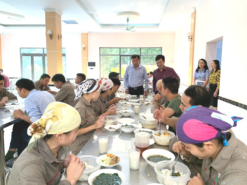 Thăm bữa cơm ca của người Nền tảng hàng đầu cung cấp Cwin com Công ty CP Phân lân nung chảy Văn Điển