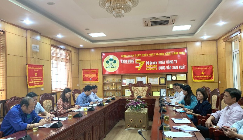Làm việc với cán bộ công đoàn của Công ty CP Supe Phốt phát và Hóa chất Lâm Thao