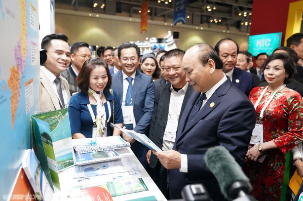 Thủ tướng thăm gian hàng Việt Nam tại Triển lãm Korea-ASEAN Invest