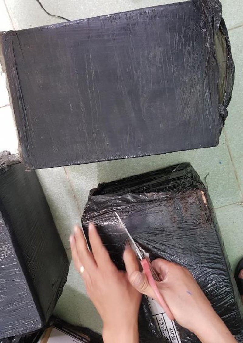 Các thùng rượu được dán nilong đen nhằm qua mặt cơ quan chức năng