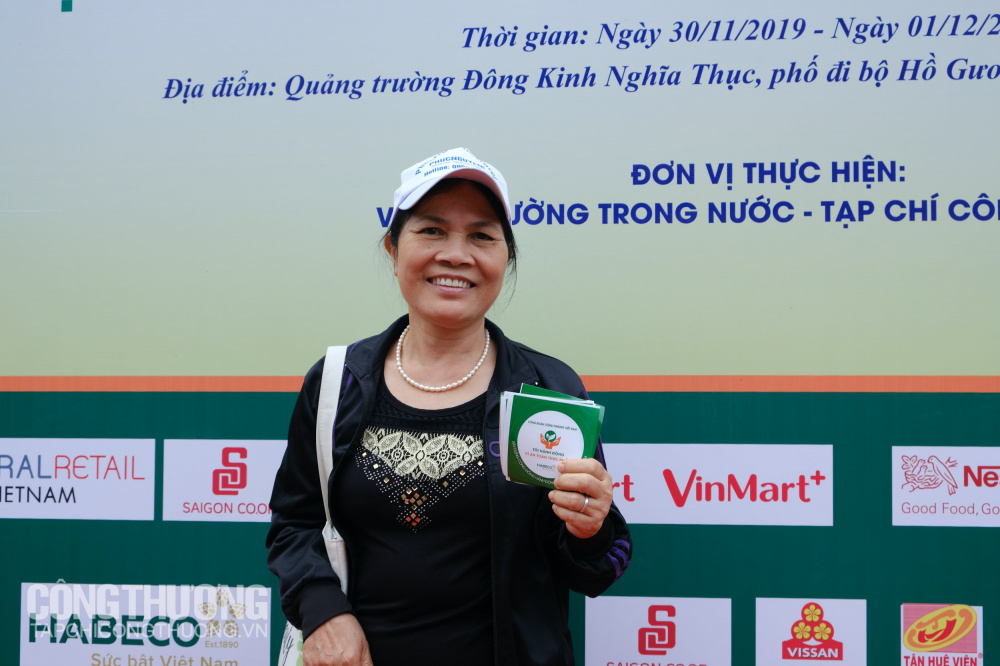 Người dân rạng rỡ với những sticker, phần quà trên tay