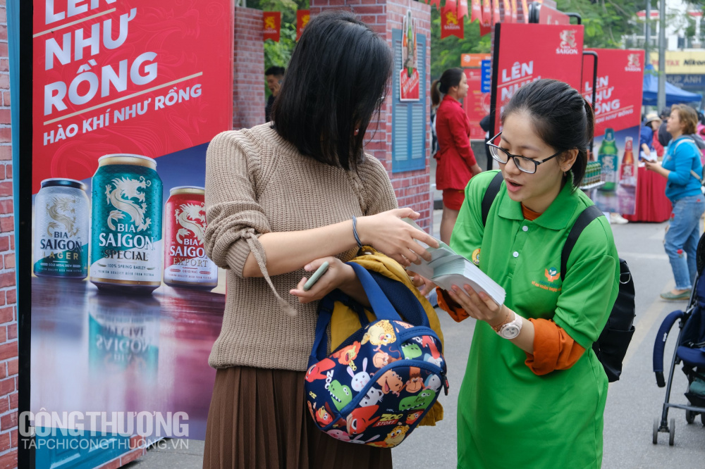 Tình nguyện viên giới thiệu thông tin về Chương trình