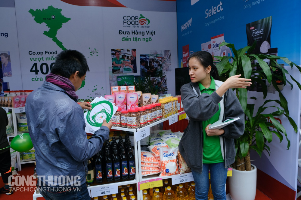 Tình nguyện viên phát sticker Hành động vì an toàn Link vào Cwin Cá Cược Thể Thao 2026