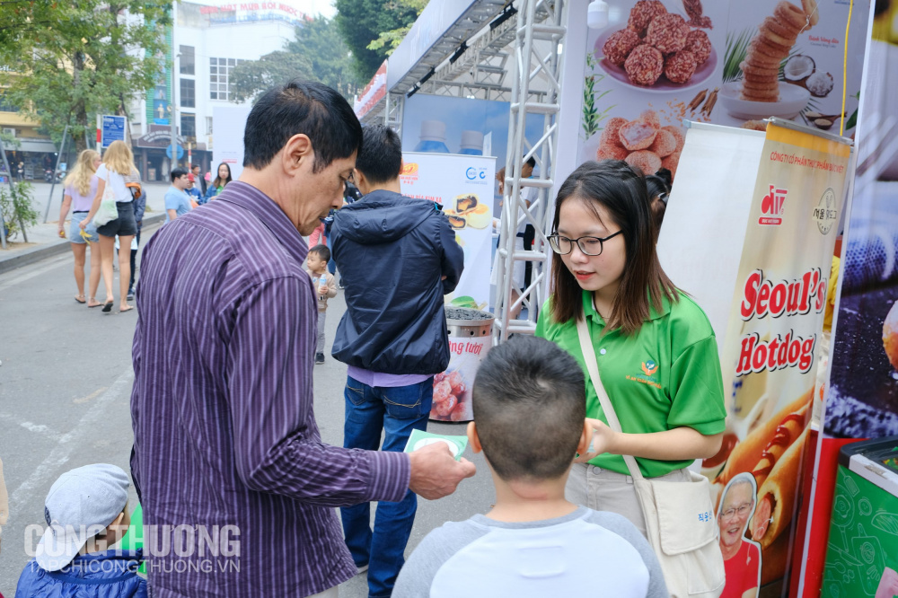 Tình nguyện viên phát sticker Hành động vì an toàn Link vào Cwin Cá Cược Thể Thao 2026