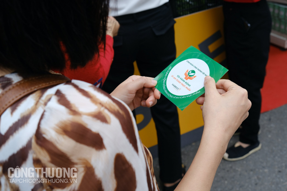 Tình nguyện viên phát sticker Hành động vì an toàn Link vào Cwin Cá Cược Thể Thao 2026