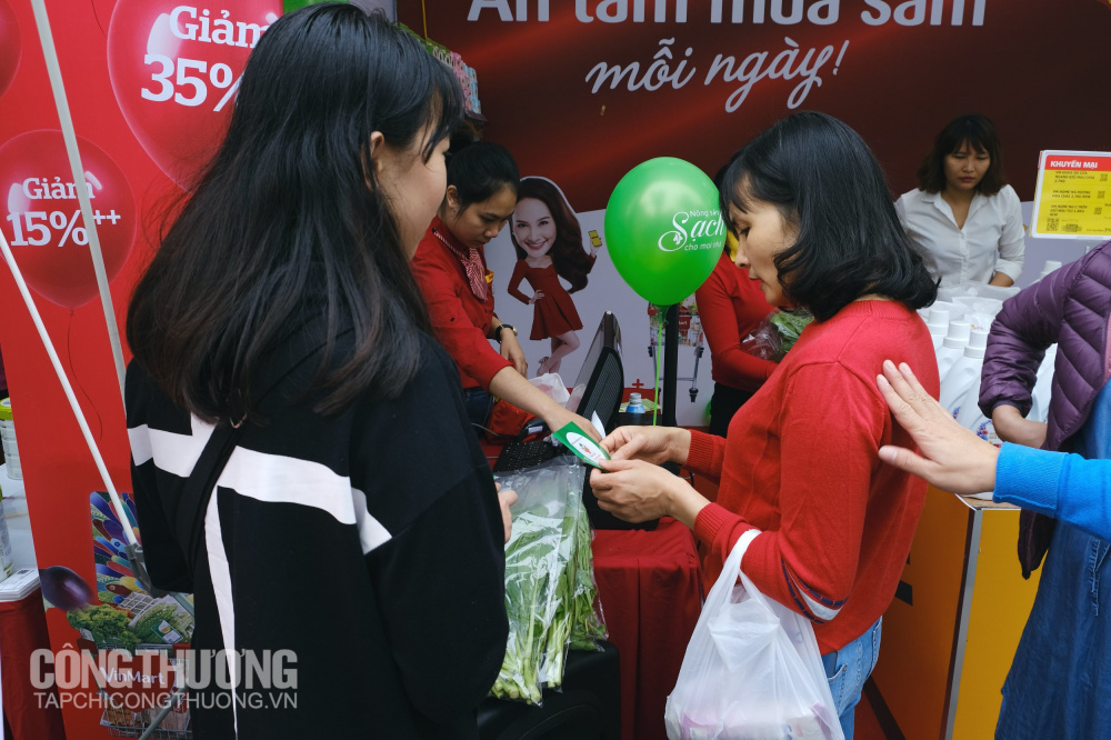 Tình nguyện viên phát sticker Hành động vì an toàn Link vào Cwin Cá Cược Thể Thao 2026