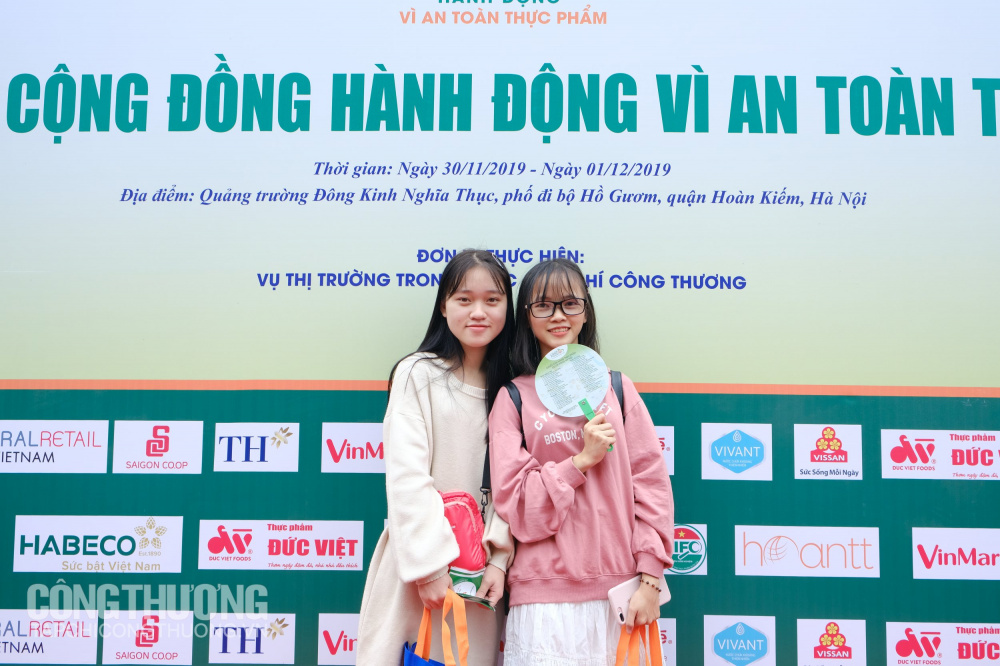 Người dân rạng rỡ với những sticker, phần quà trên tay