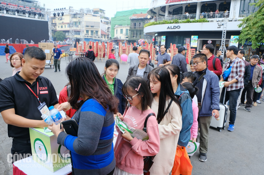 Người dân xếp hàng dài tham gia bốc thăm trúng thưởng tại Chương trình