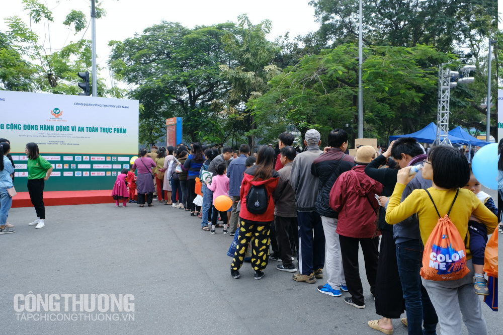 Người dân xếp hàng dài tham gia bốc thăm trúng thưởng tại Chương trình