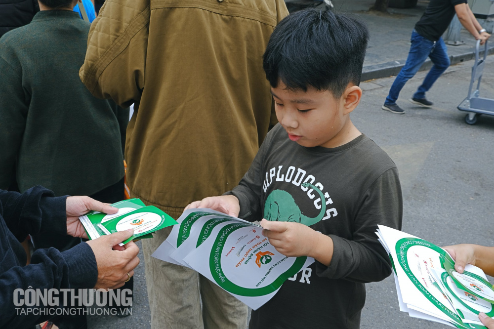 Tình nguyện viên phát sticker Hành động vì an toàn Link vào Cwin Cá Cược Thể Thao 2026