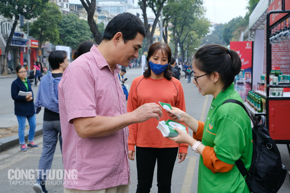 Tình nguyện viên giới thiệu thông tin về Chương trình