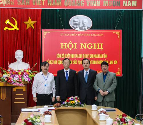 Ông Phạm Ngọc Thưởng, Chủ tịch UBND tỉnh chụp hình chung cùng Ban lãnh đạo Sở Công Thương Lạng Sơn