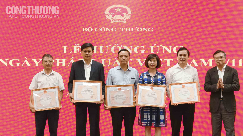 Trao Bằng khen cho các tập thể, cá nhân có thành tích, cách làm hay trong triển khai Ngày Pháp luật Việt Nam