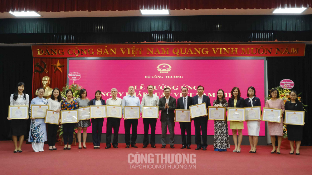 Trao Bằng khen cho các tập thể, cá nhân có thành tích, cách làm hay trong triển khai Ngày Pháp luật Việt Nam