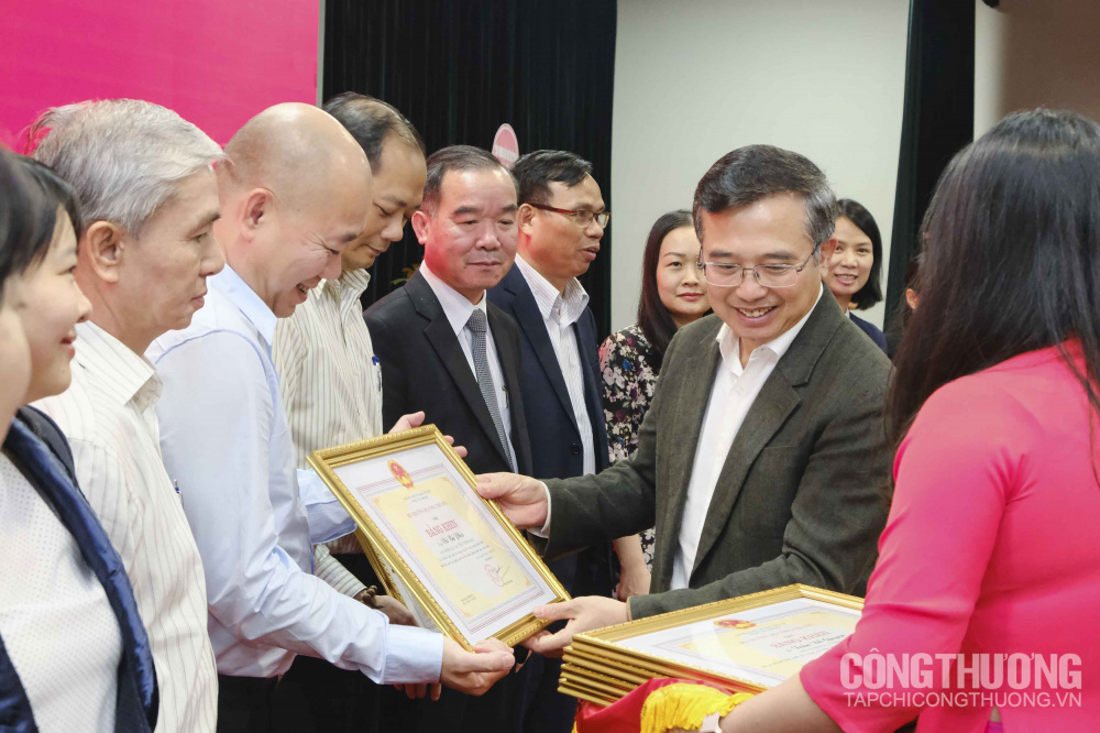 Trao Bằng khen cho các tập thể, cá nhân có thành tích, cách làm hay trong triển khai Ngày Pháp luật Việt Nam