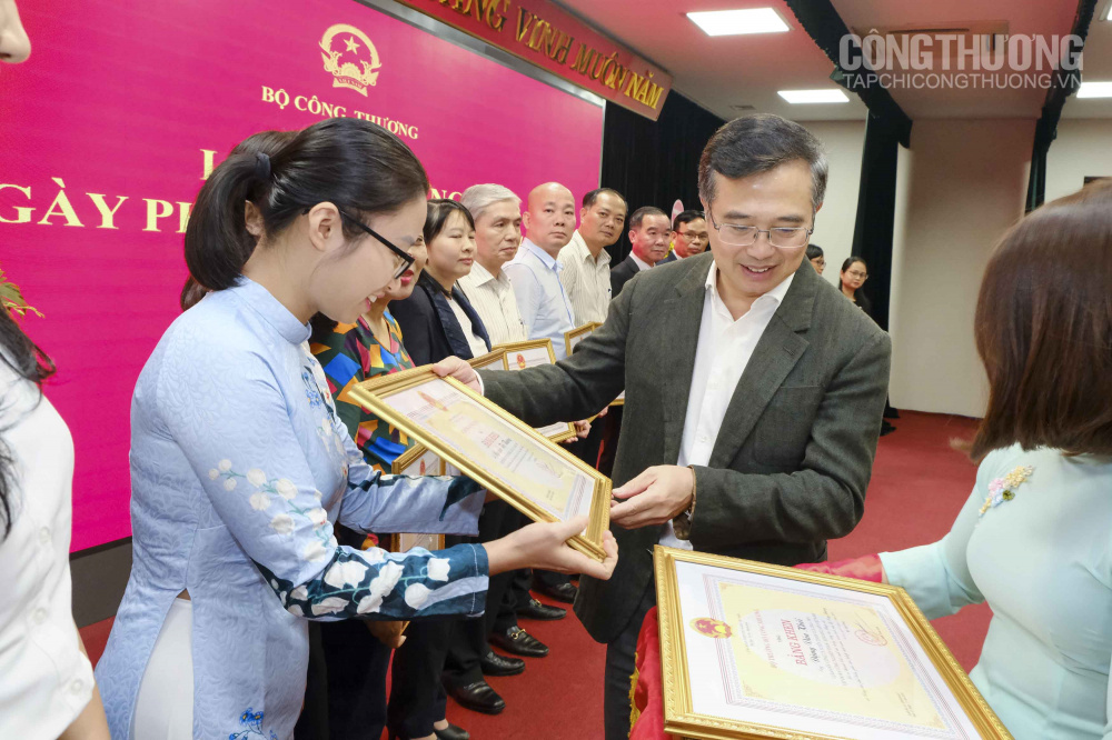 Trao Bằng khen cho các tập thể, cá nhân có thành tích, cách làm hay trong triển khai Ngày Pháp luật Việt Nam