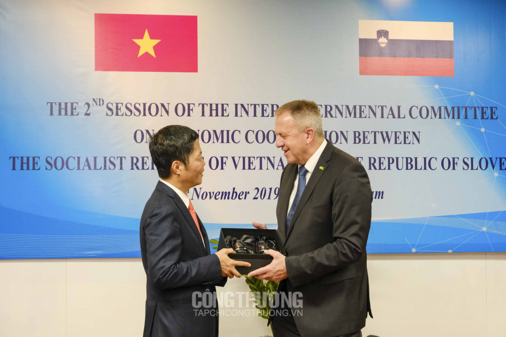 Đại diện hai nước Việt Nam và Slovenia trao quà lưu niệm