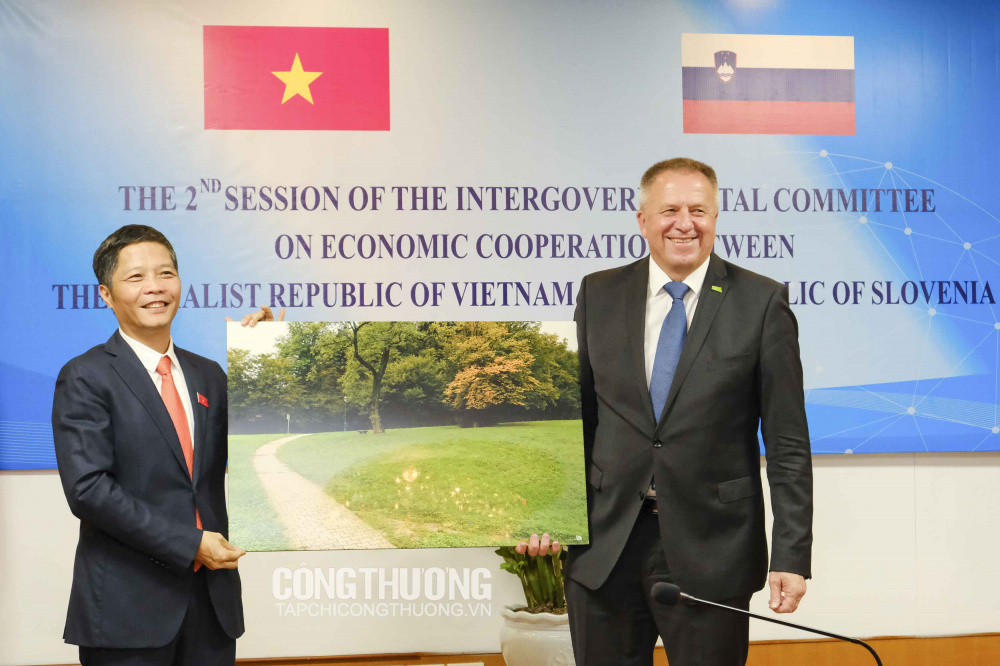 Đại diện hai nước Việt Nam và Slovenia trao quà lưu niệm