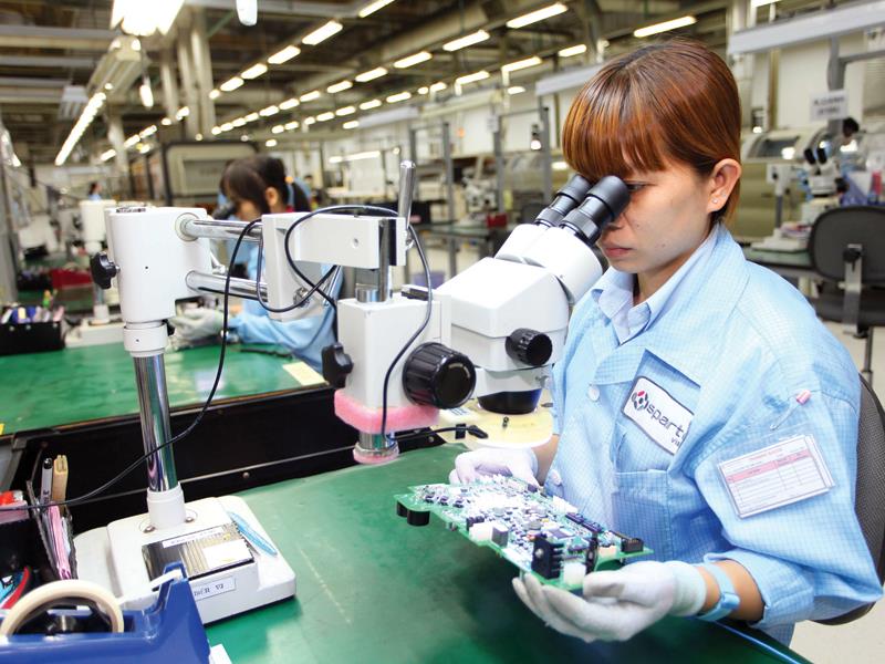 Sản xuất linh kiện điện tử tại Bình Dương của Công ty TNHH Spartronics Việt Nam thuộc Tập đoàn Sparton (Hoa Kỳ).