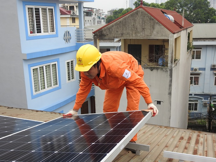 EVNHANOI lắp đặt hệ thống điện mặt trời áp mái 