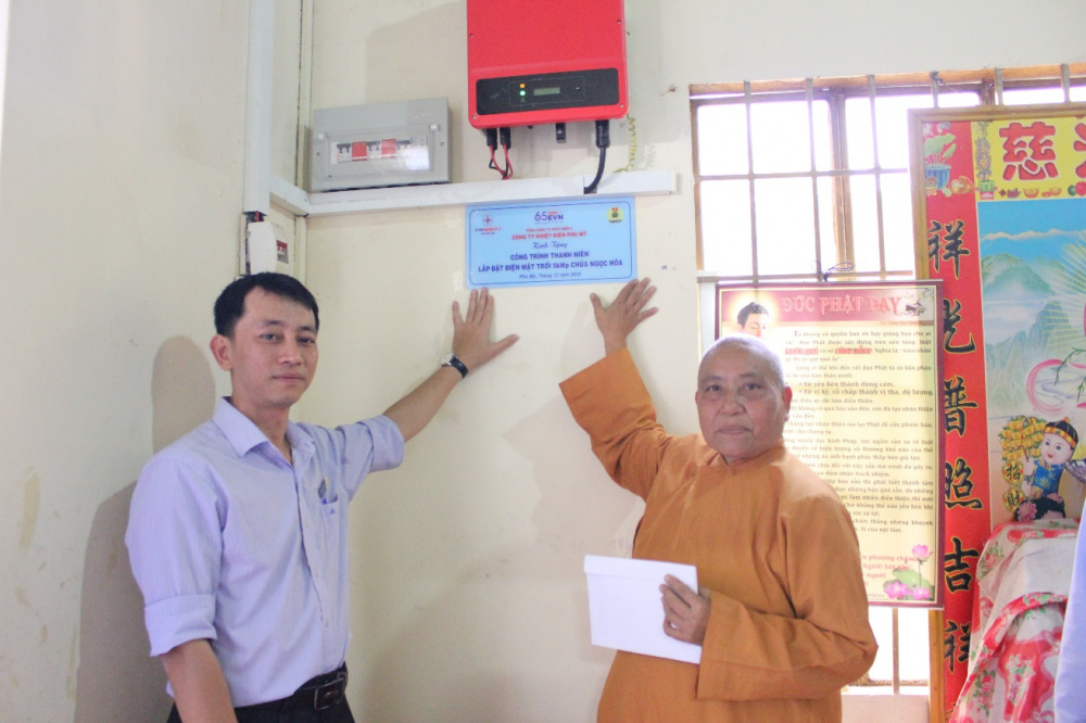 Bí thư Đoàn thành Niên Công ty Nhiệt điện Phú Mỹ hướng dẫn sử dụng hệ thống cho sư cô tại Tịnh xá Ngọc Hòa