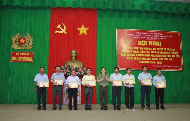 Ông Thiên Thanh Sơn (đầu hàng từ bên phải) - Giám đốc Công ty Nhiệt điện Vĩnh Tân  được trao kỷ niệm chương “Bảo vệ an ninh Tổ quốc”