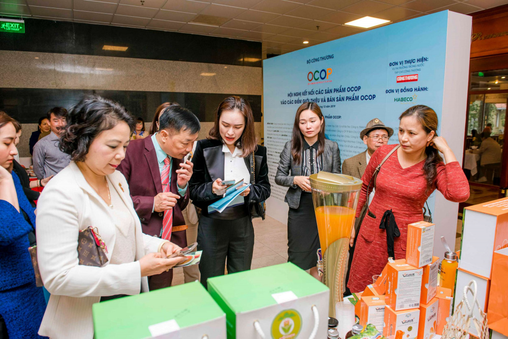 Đội ngũ mua hàng của các Cwincom hiện đang mở tiêu thụ tích cực tìm hiểu về sản phẩm OCOP tiềm năng