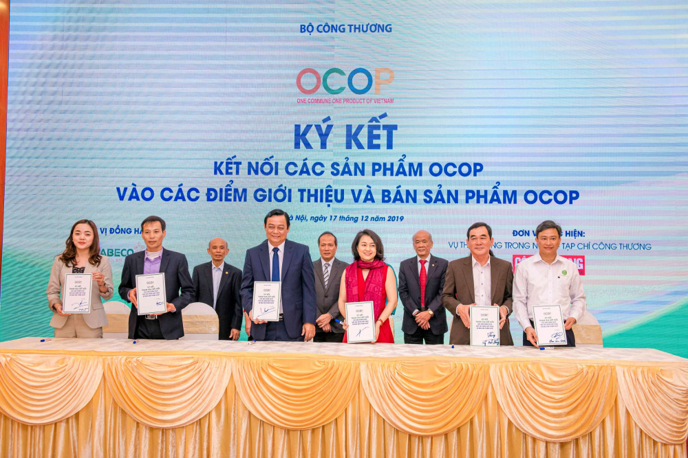 Đại diện Sở Công Thương địa phương, đơn vị cung cấp và đơn vị tiêu thụ ký kết về việc tham gia kết nối sản phẩm OCOP vào các kênh tiêu thụ mạnh mẽ hơn nữa