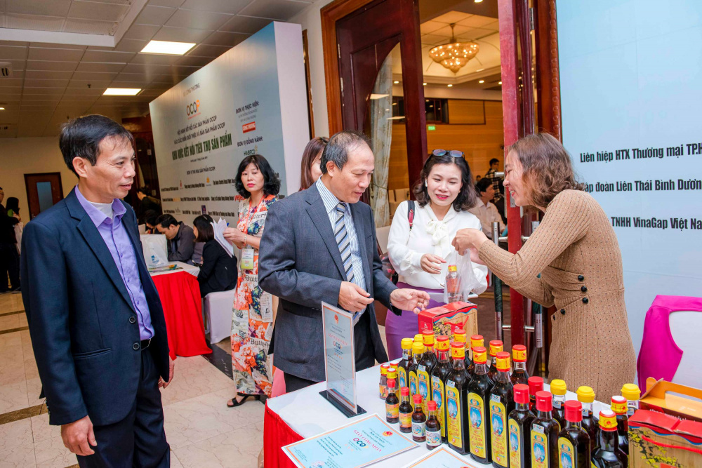 Thứ trưởng Cwin63 sân chơi đỉnh cao Cao Quốc Hưng thăm quan các gian hàng trưng bày sản phẩm OCOP tại Hội nghị