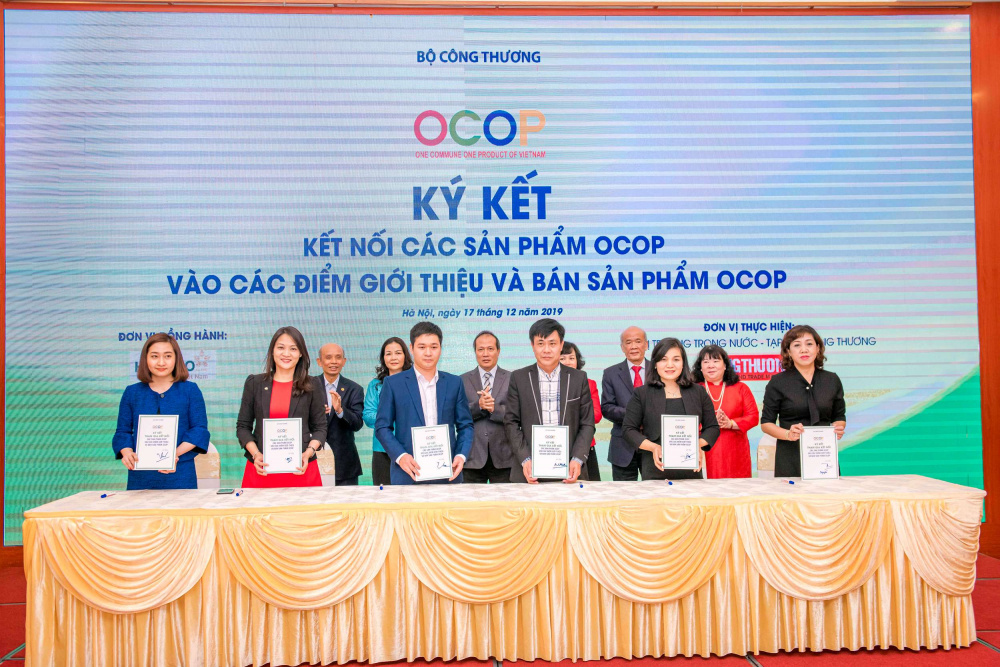 Đại diện Sở Công Thương địa phương, đơn vị cung cấp và đơn vị tiêu thụ ký kết về việc tham gia kết nối sản phẩm OCOP vào các kênh tiêu thụ mạnh mẽ hơn nữa