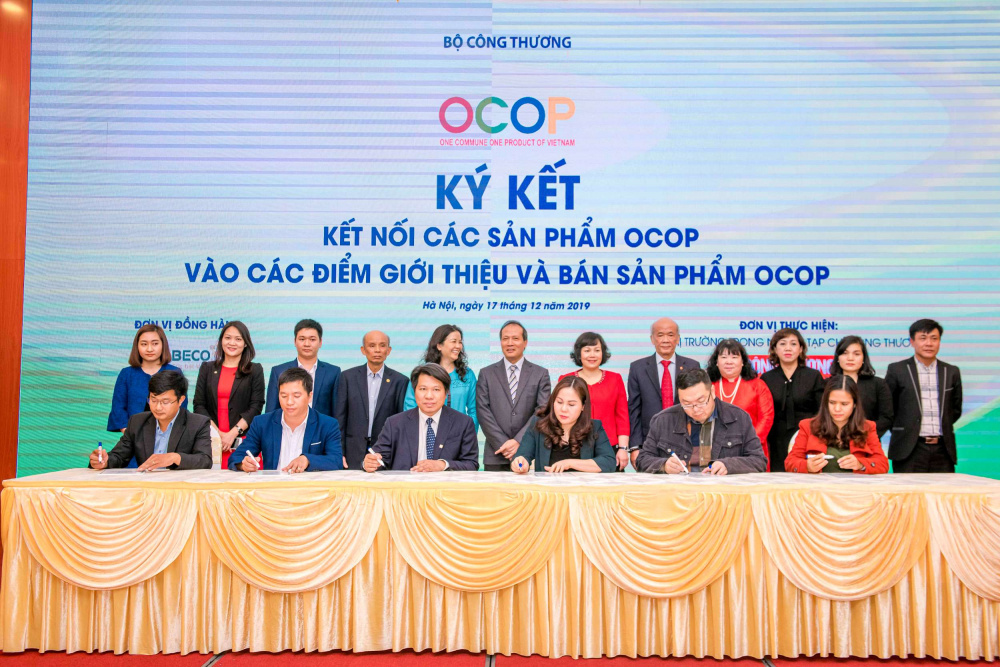 Đại diện Sở Công Thương địa phương, đơn vị cung cấp và đơn vị tiêu thụ ký kết về việc tham gia kết nối sản phẩm OCOP vào các kênh tiêu thụ mạnh mẽ hơn nữa