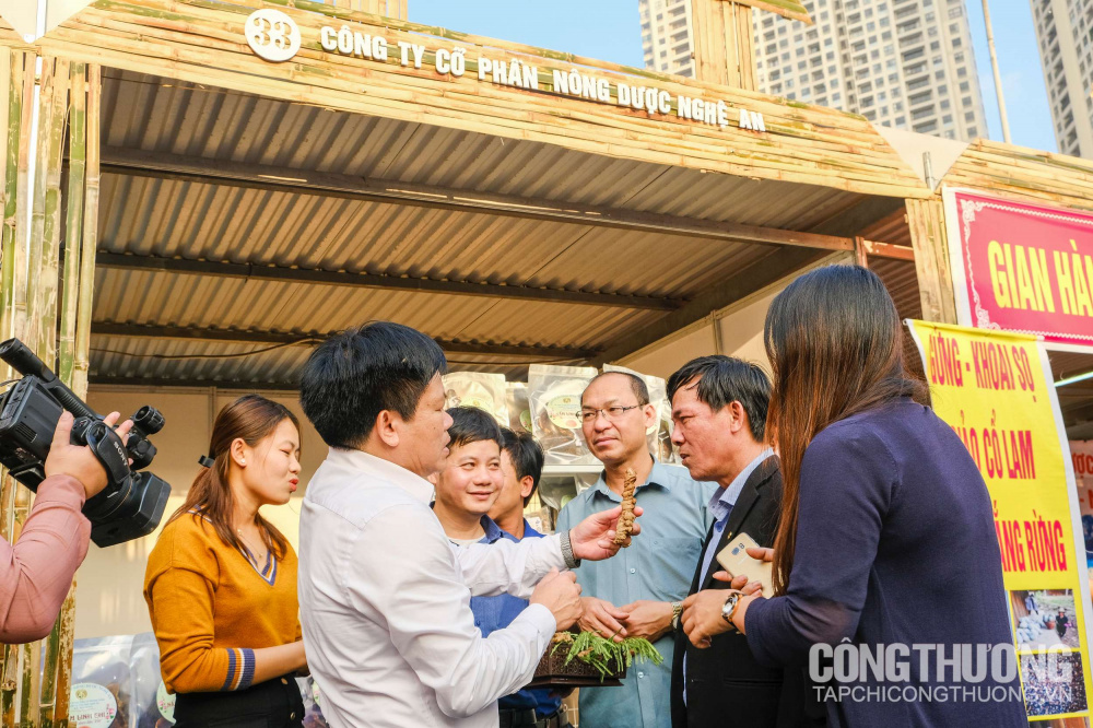 Bên cạnh cam, nhiều sản phẩm, đặc sản khác của Nghệ An cũng được quảng bá rộng rãi tại Tuần lễ