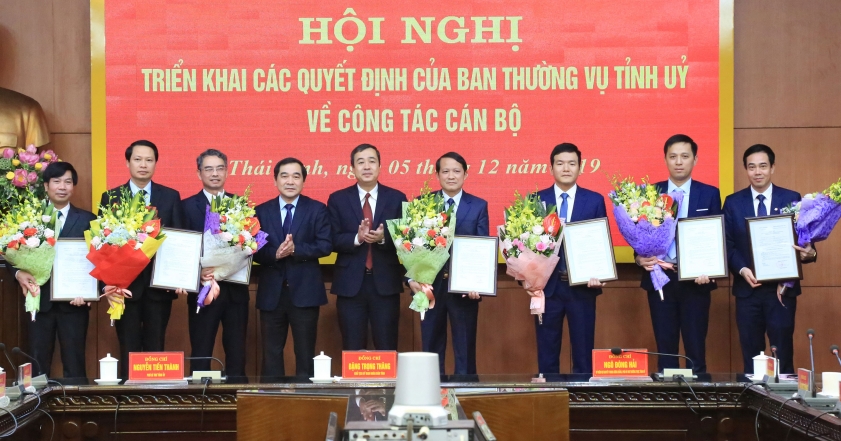 Ông Ngô Đông Hải, Ủy viên dự khuyết Trung ương Đảng, Phó Bí thư thường trực Tỉnh uỷ và Ông Nguyễn Tiến Thành, Phó Bí thư Tỉnh ủy trao quyết định, tặng hoa chúc mừng