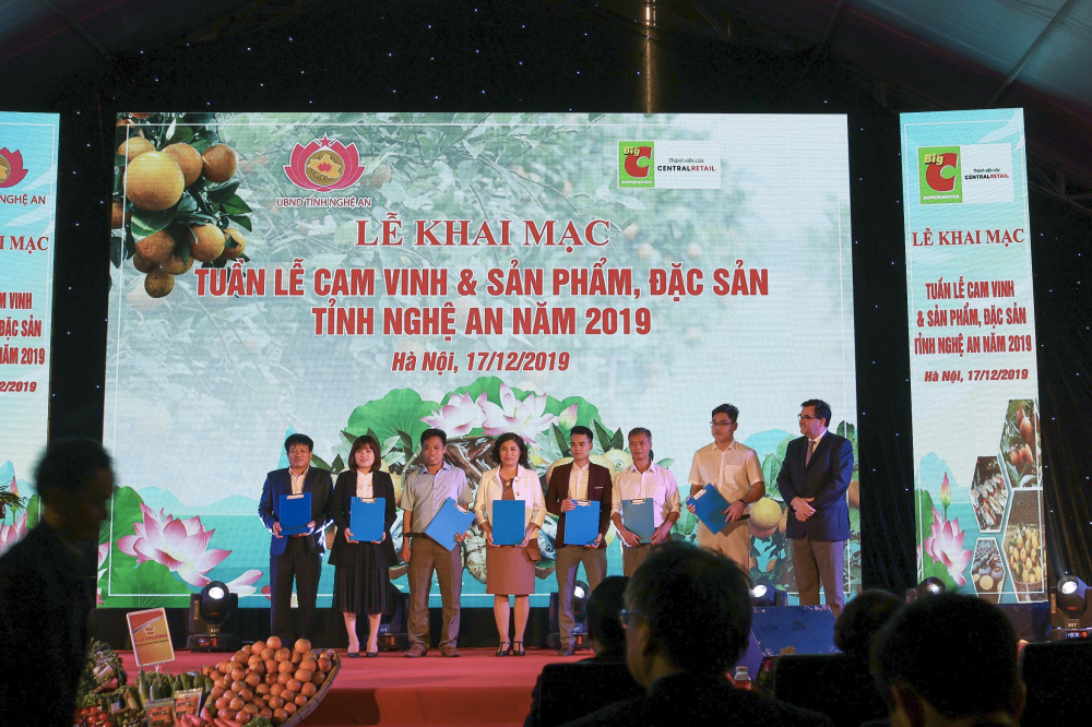 Đại diện Big C (bên phải) trao Biên bản hợp tác giữa Big C và các Doanh nghiệp, Hợp tác xã của tỉnh Nghệ An