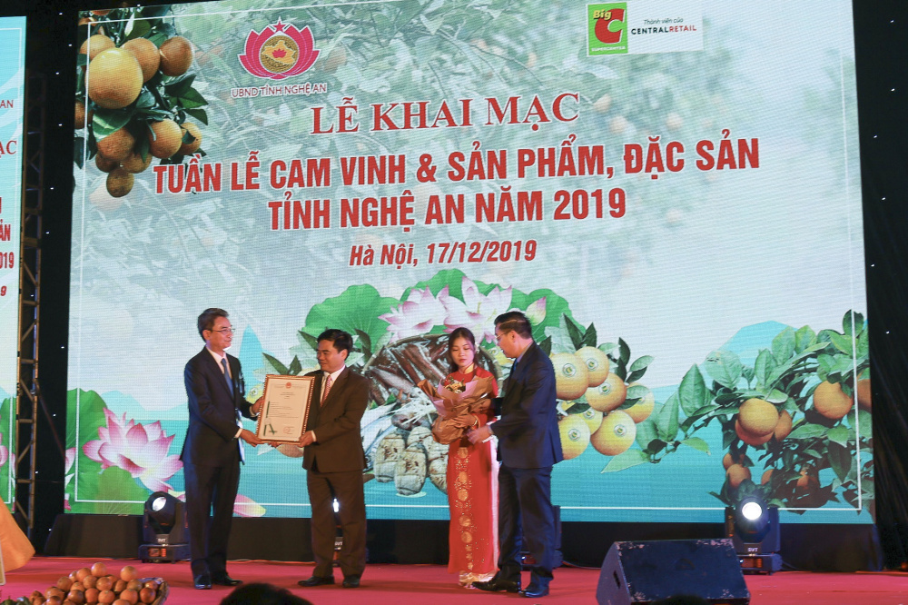 Lễ đón nhận văn bằng bảo hộ mở rộng Chỉ dẫn địa lý Cam Vinh