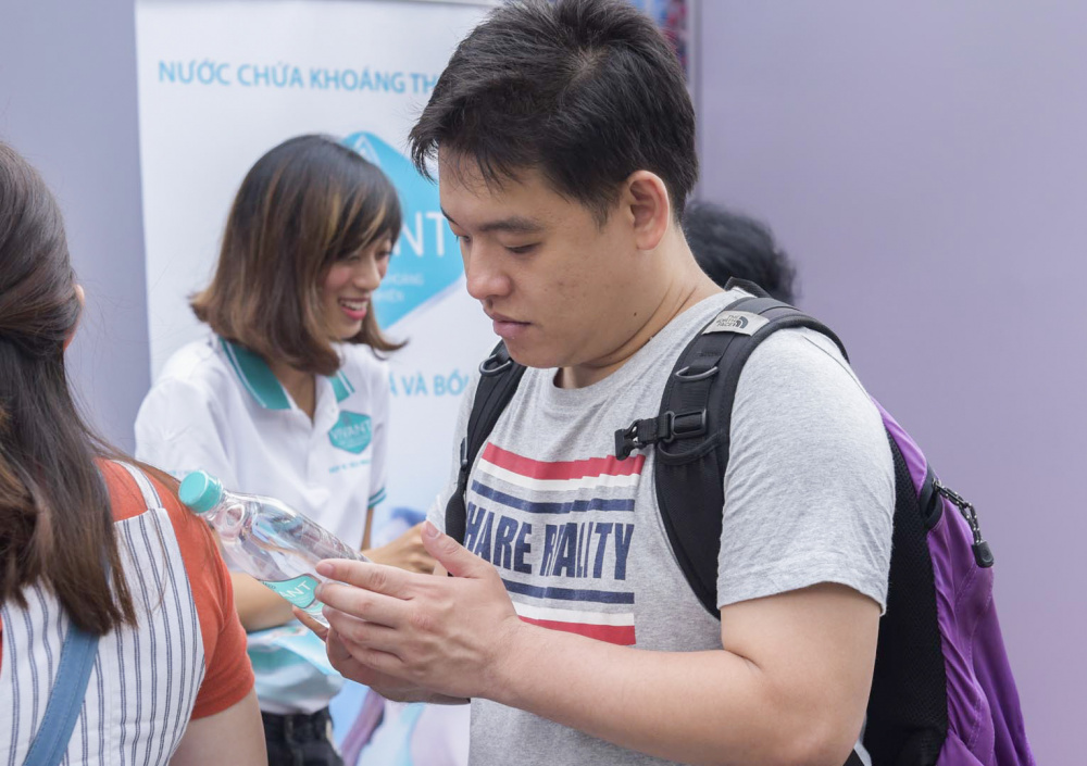 Người M.Cwin800.com thể thao, casino live, bắn cá và slot nổ hũ tìm hiểu về sự khác nhau giữa nước khoáng thông thường và nước chứa khoáng 