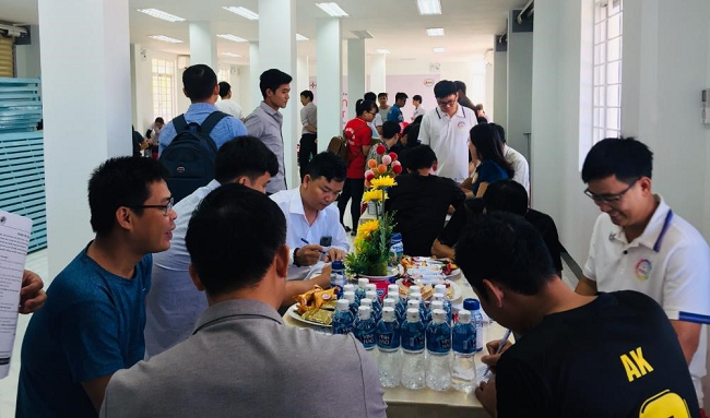 Các CBCNV các đơn vị đăng ký tham gia hiến máu