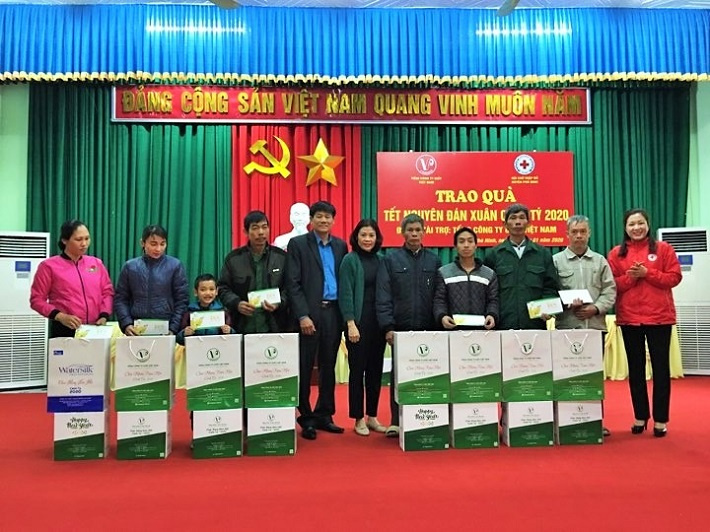 trao quà tết