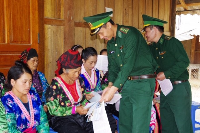 Đồn  Biên phòng Nậm Nhừ (Điện Biên) phát tờ rơi tuyên truyền Cwin50 tỷ lệ cược cao cho bà con dân tộc thiểu số