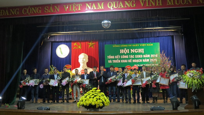 trao danh hiệu cho các tập thể, cá nhân