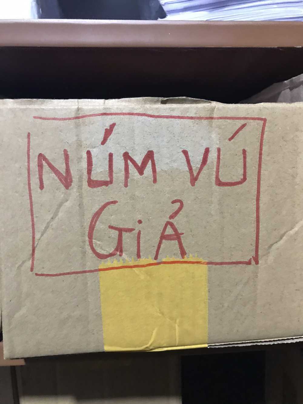 Hàng ngàn thiết bị y tế không nguồn gốc bị thu giữ