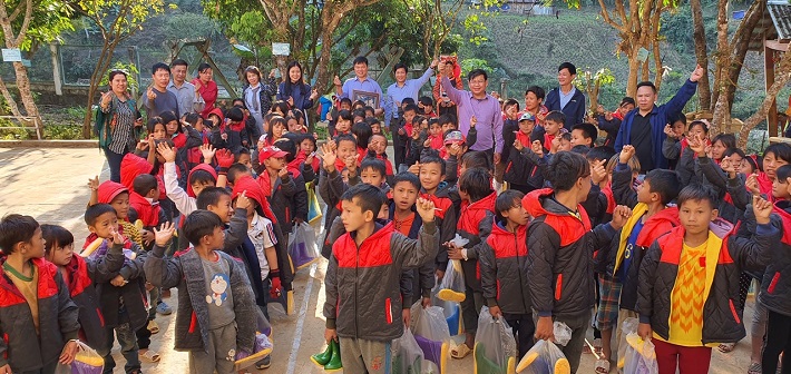 trao quà cho trẻ em vùng cao