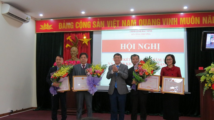 trao các danh hiệu, phần thưởng