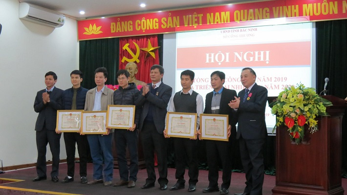 nhận các danh hiệu phần thưởng