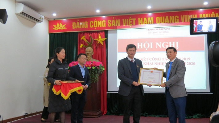 nhận các danh hiệu