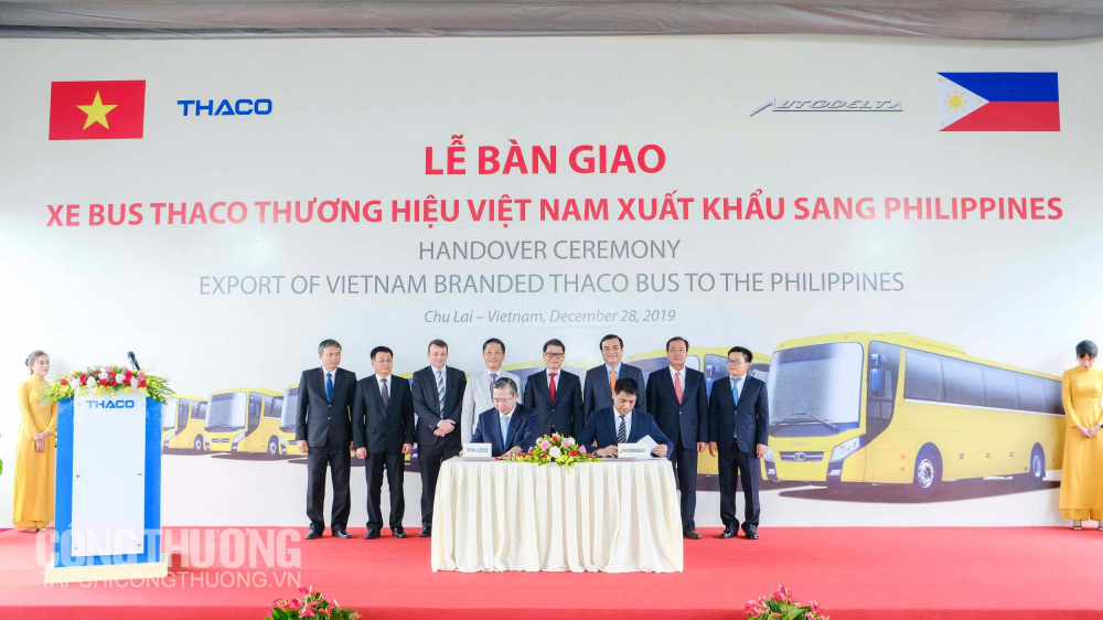 Các đại biểu chứng kiến lễ ký kết và bàn giao xe bus THACO